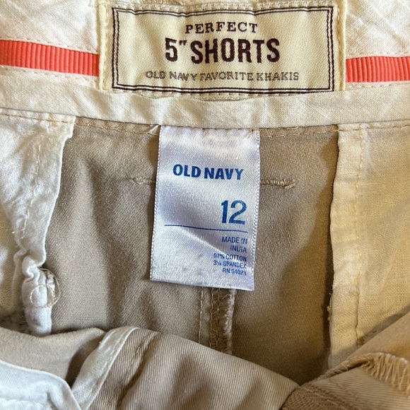 Old Navy women’s perfect 5” shorts favorite khakis 12. Excellent condition - Picture 2 of 4